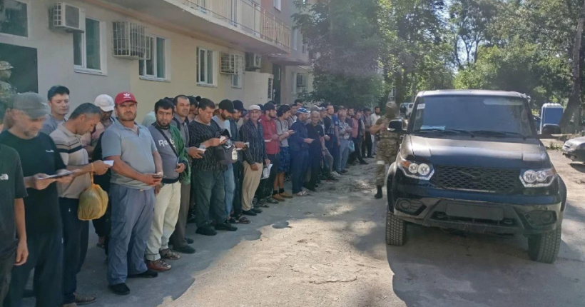 Окупанти депортують завезених в Маріуполь мігрантів під Часів Яр