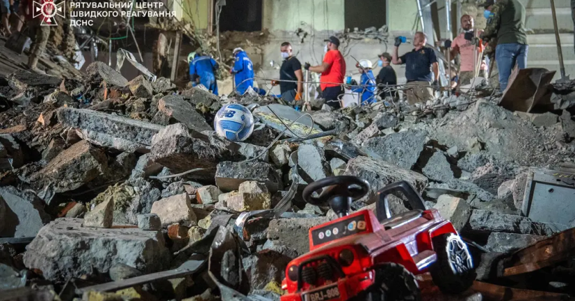 У Києві дістали тіла ще двох жінок з-під уламків будинку в Шевченківському районі