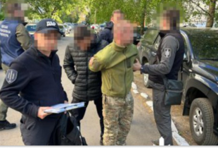 ДБР затримало командира військової частини, який змушував підлеглих ремонтувати квартиру замість служби
