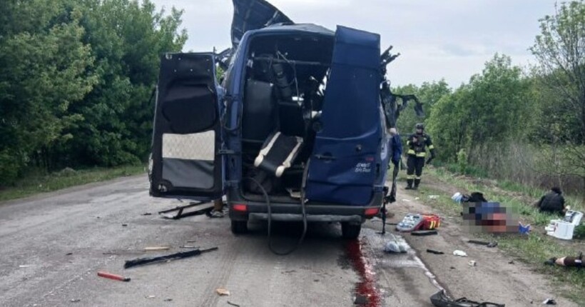 Атака по автобусу з пасажирами поблизу Білопілля: Зеленський розповів, що росіяни вбили родину