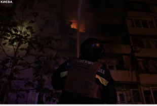 Рятувальники ліквідовують пожежі у трьох районах Києва після нічної атаки дронів