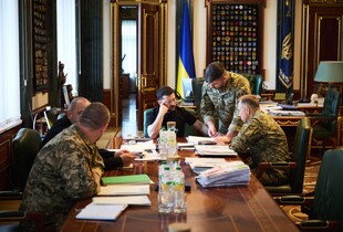 Зеленський провів нараду з військовими: обговорили фронт, ситуацію на Сумщині та виробництво дронів