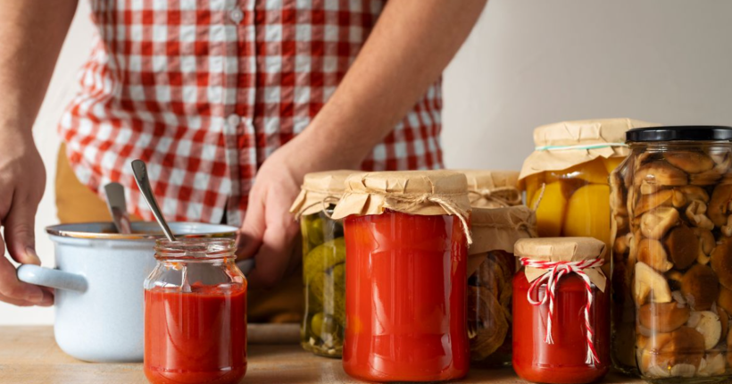 Запаси на зиму: які продукти не можна консервувати і чому?