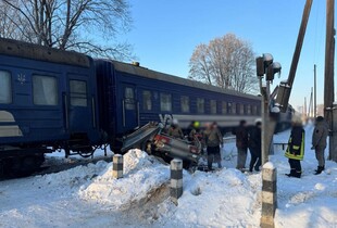 На Прикарпатті ВАЗ влетів у поїзд: серед постраждалих є дитина