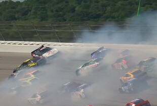 Під час гонки NASCAR у США сталася аварія за участі 27 авто (відео)