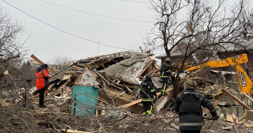 Удар по Змієву: з-під завалів на Харківщині дістали тіло загиблої 