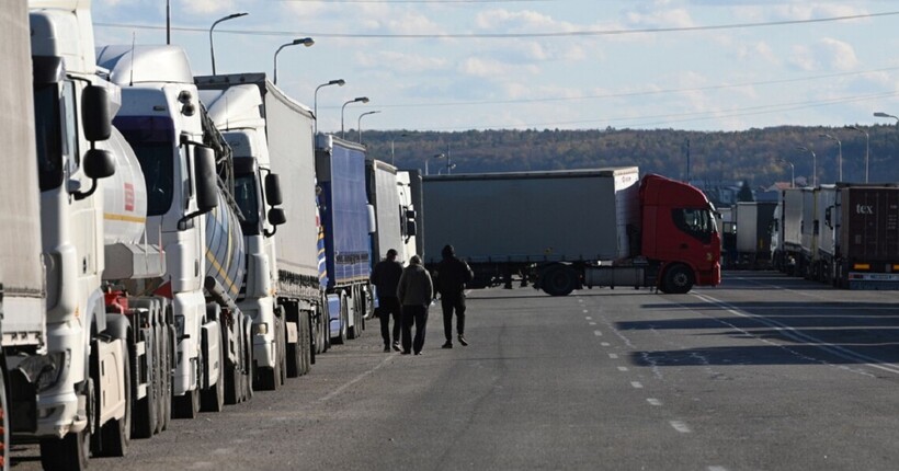 Поляки повністю не пропускають фури на двох пунктах, – ДПСУ